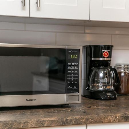Executive Home - Long Stays Welcome - Garage Parking - Free Wifi & Netflix Edmonton Szoba fotó