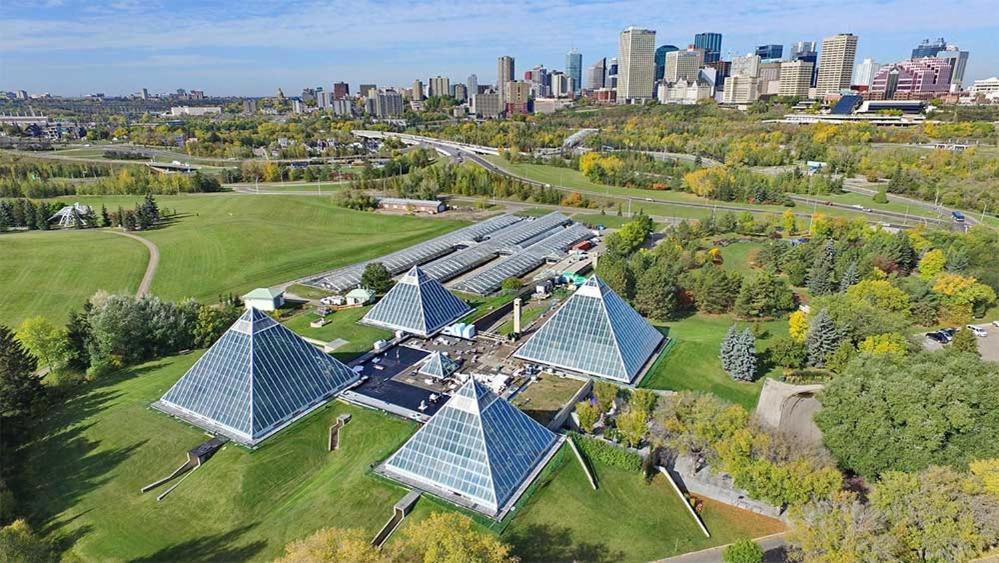 Executive Home - Long Stays Welcome - Garage Parking - Free Wifi & Netflix Edmonton Kültér fotó