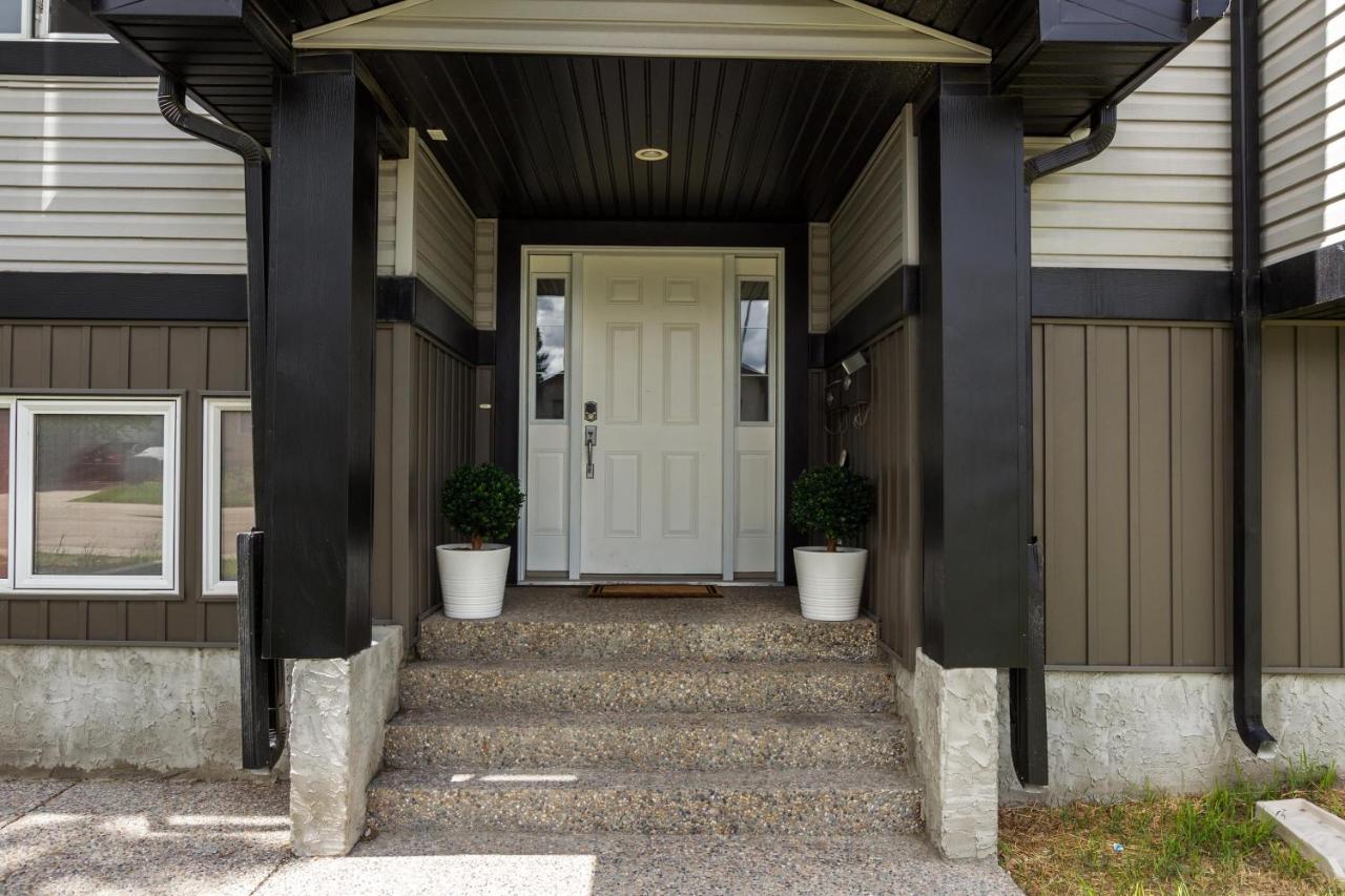Executive Home - Long Stays Welcome - Garage Parking - Free Wifi & Netflix Edmonton Kültér fotó