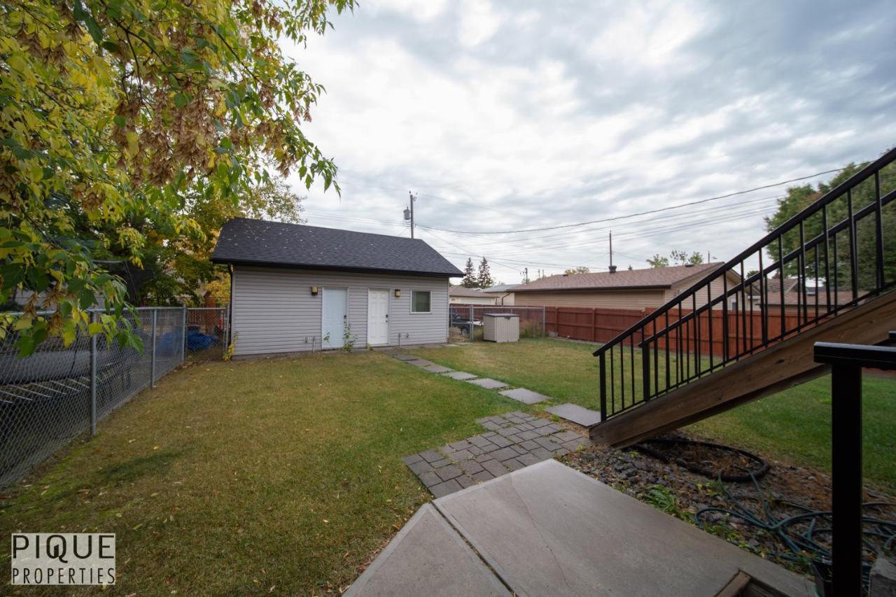 Executive Home - Long Stays Welcome - Garage Parking - Free Wifi & Netflix Edmonton Kültér fotó