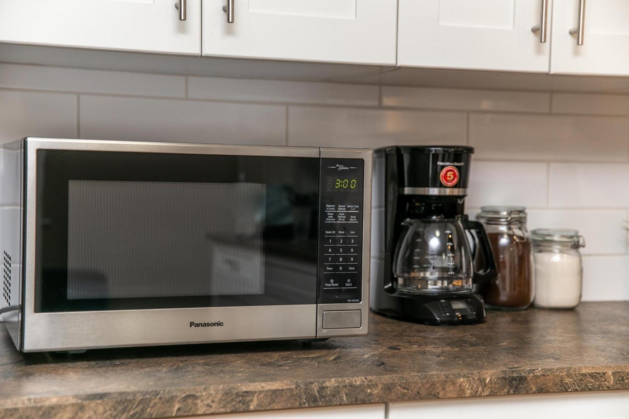 Executive Home - Long Stays Welcome - Garage Parking - Free Wifi & Netflix Edmonton Szoba fotó