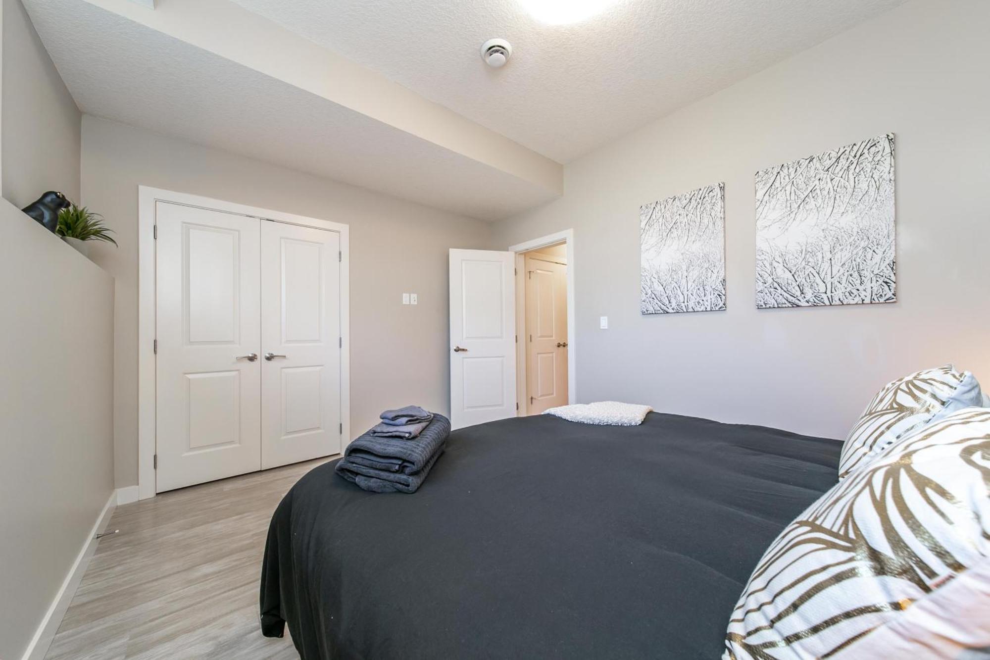 Executive Home - Long Stays Welcome - Garage Parking - Free Wifi & Netflix Edmonton Szoba fotó