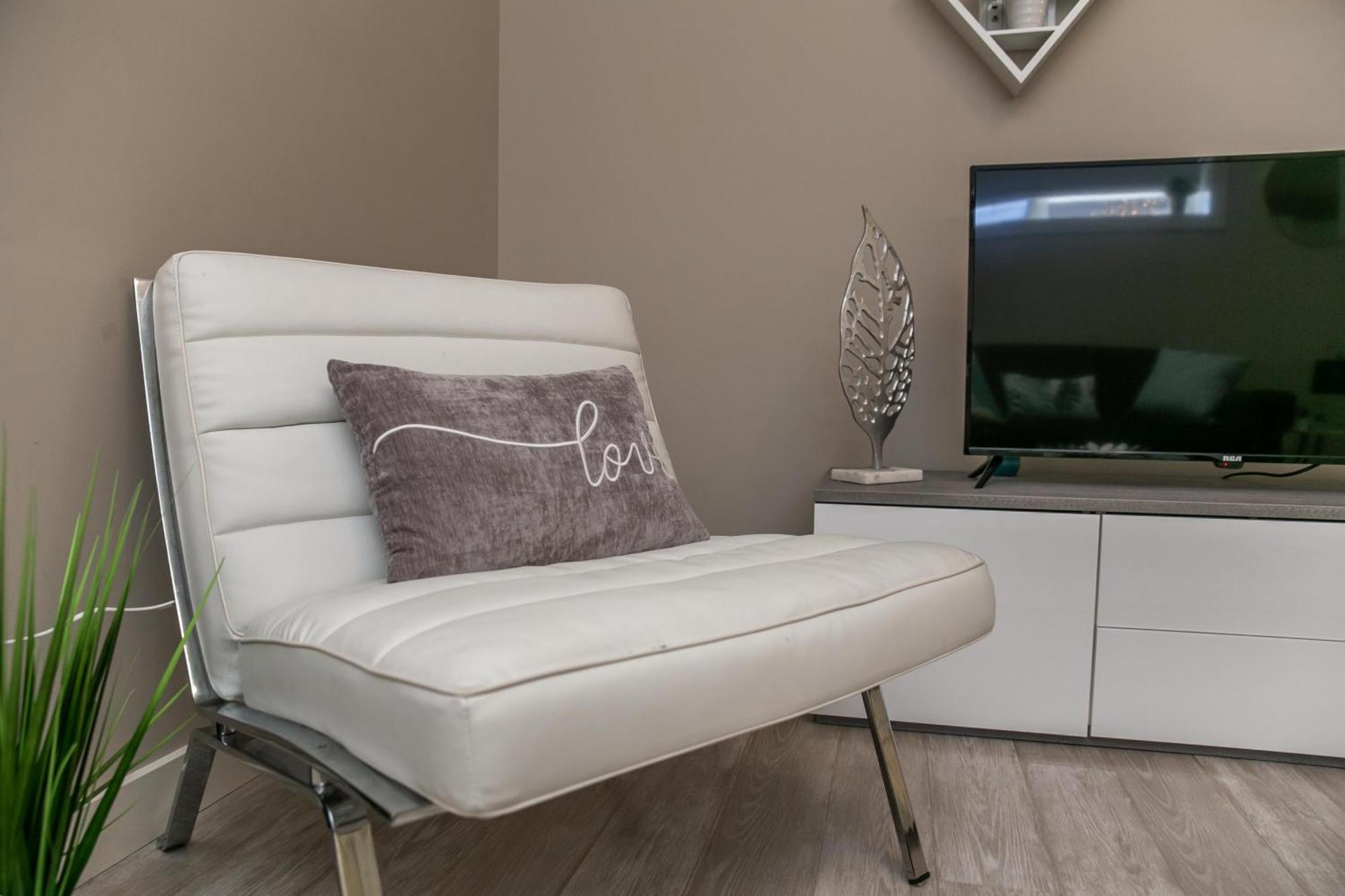 Executive Home - Long Stays Welcome - Garage Parking - Free Wifi & Netflix Edmonton Szoba fotó