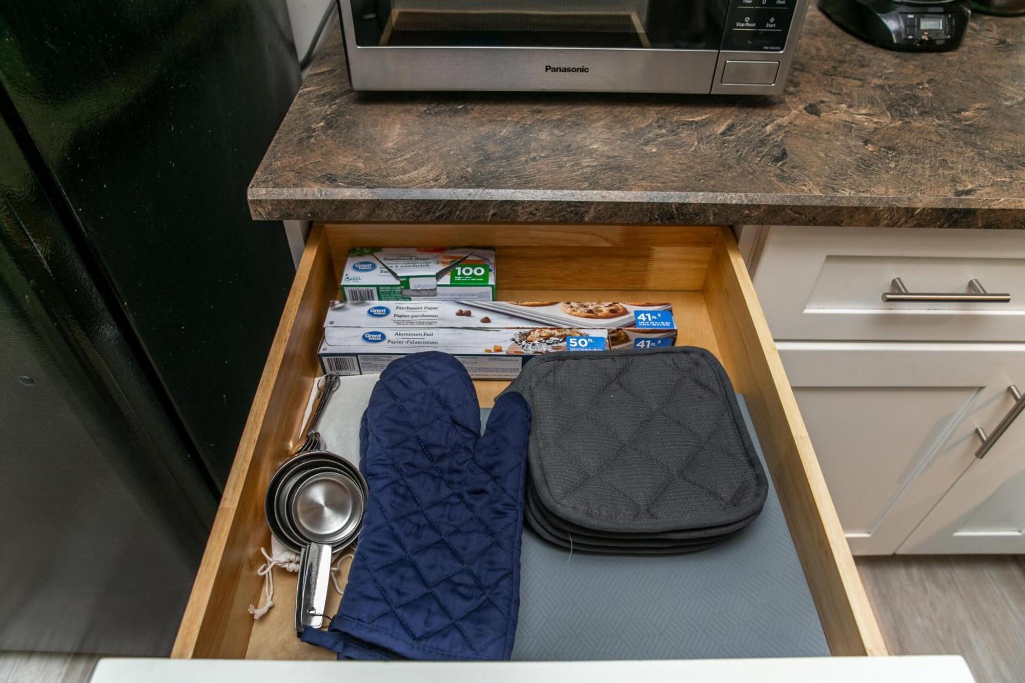 Executive Home - Long Stays Welcome - Garage Parking - Free Wifi & Netflix Edmonton Szoba fotó